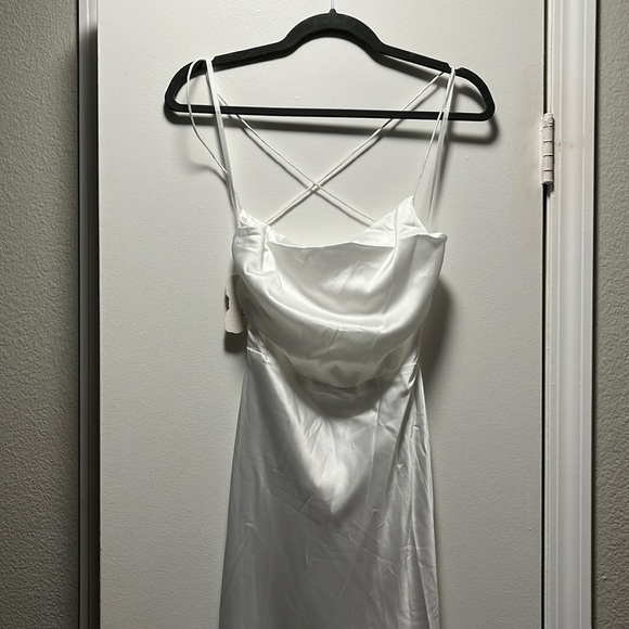 HEBEOS WEDDING DRESS - Picture 1 of 3